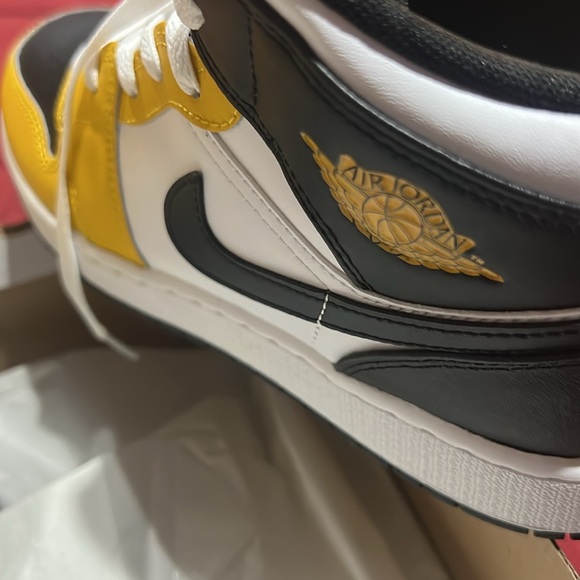 New Jordans!!💛🖤 - Picture 5 of 7